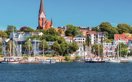 Blick über die Flensburger Förde auf die Marina und die Kirche St. Jürgen